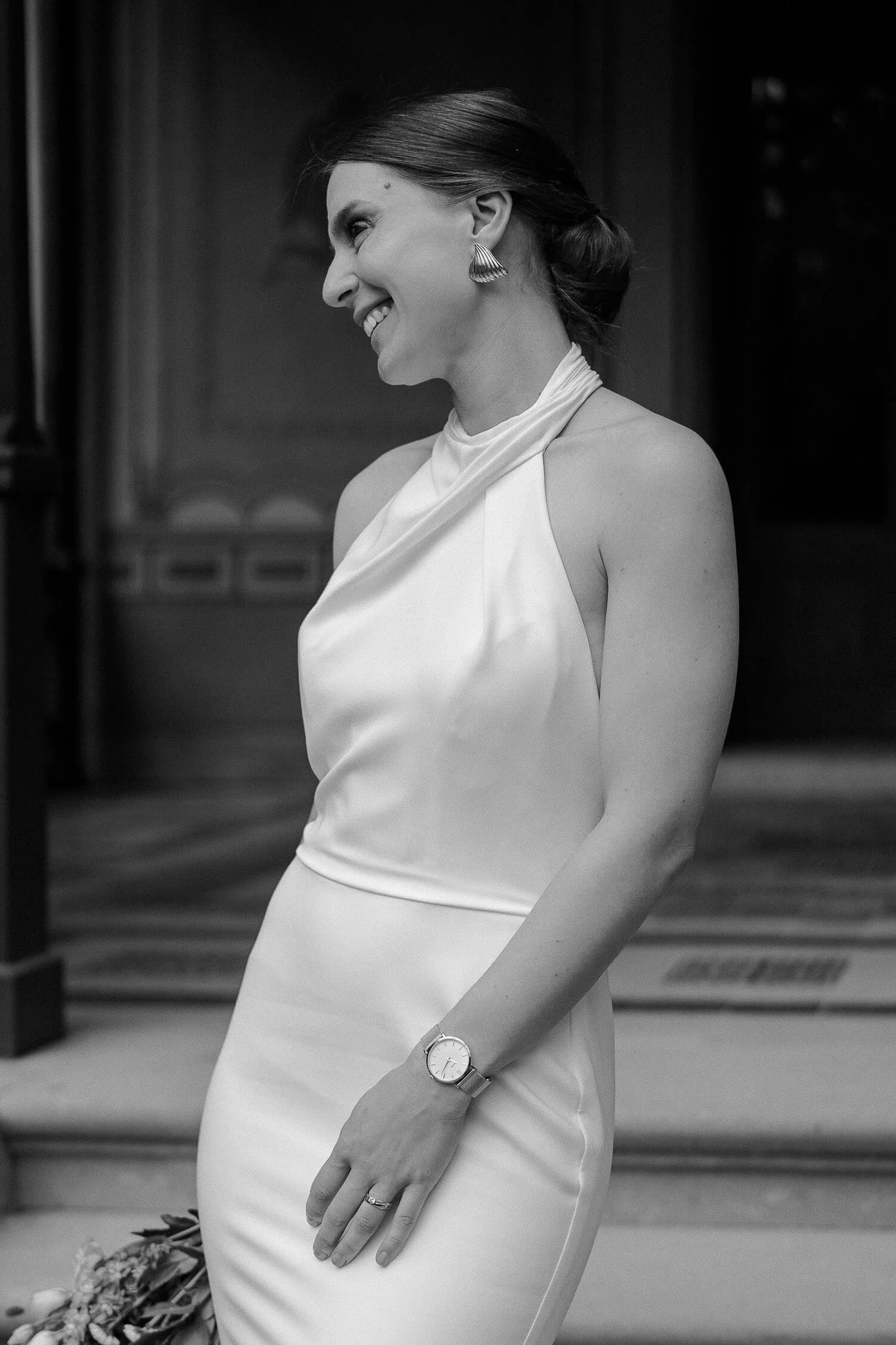 Elegantes Brautporträt vor dem Standesamt in München.