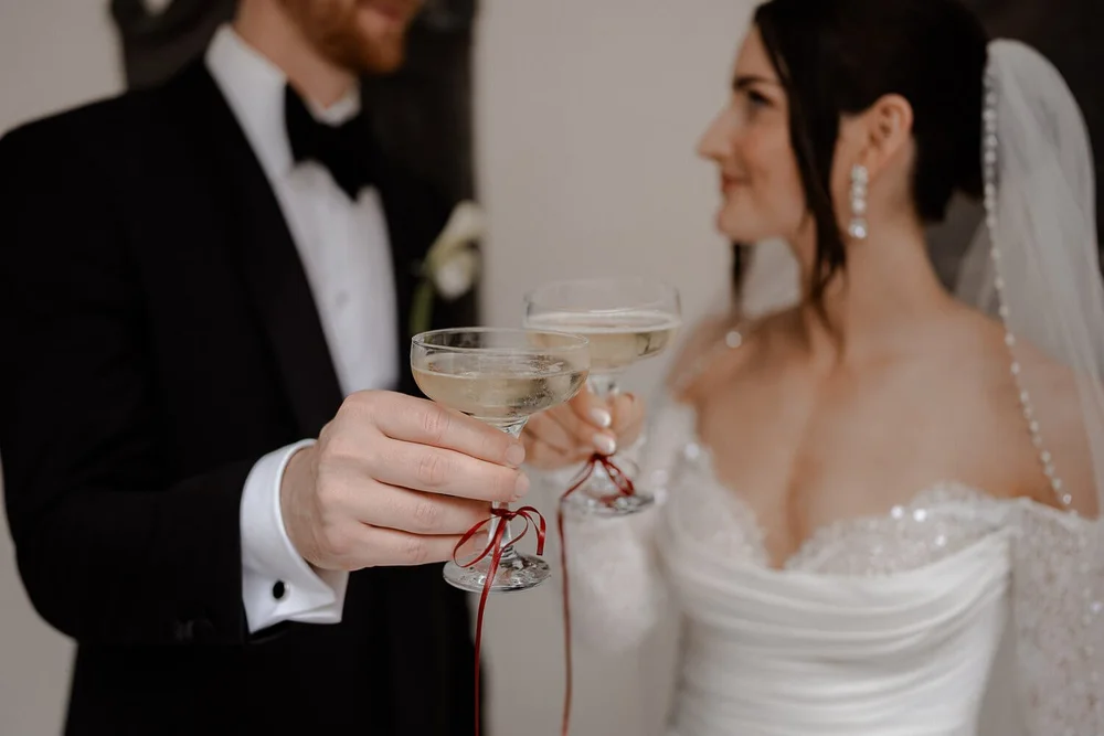 Brautpaar stößt mit Sekt an