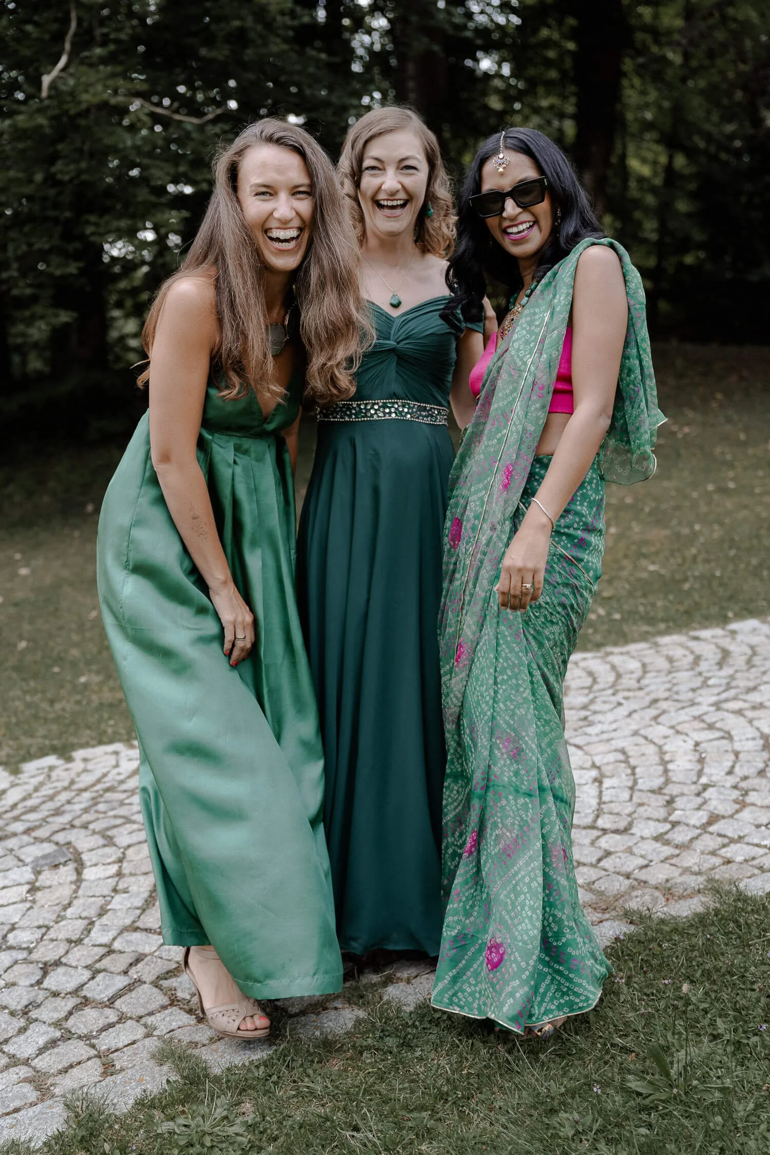 Drei Freundinnen in festlicher Garderobe bei einer Hochzeit