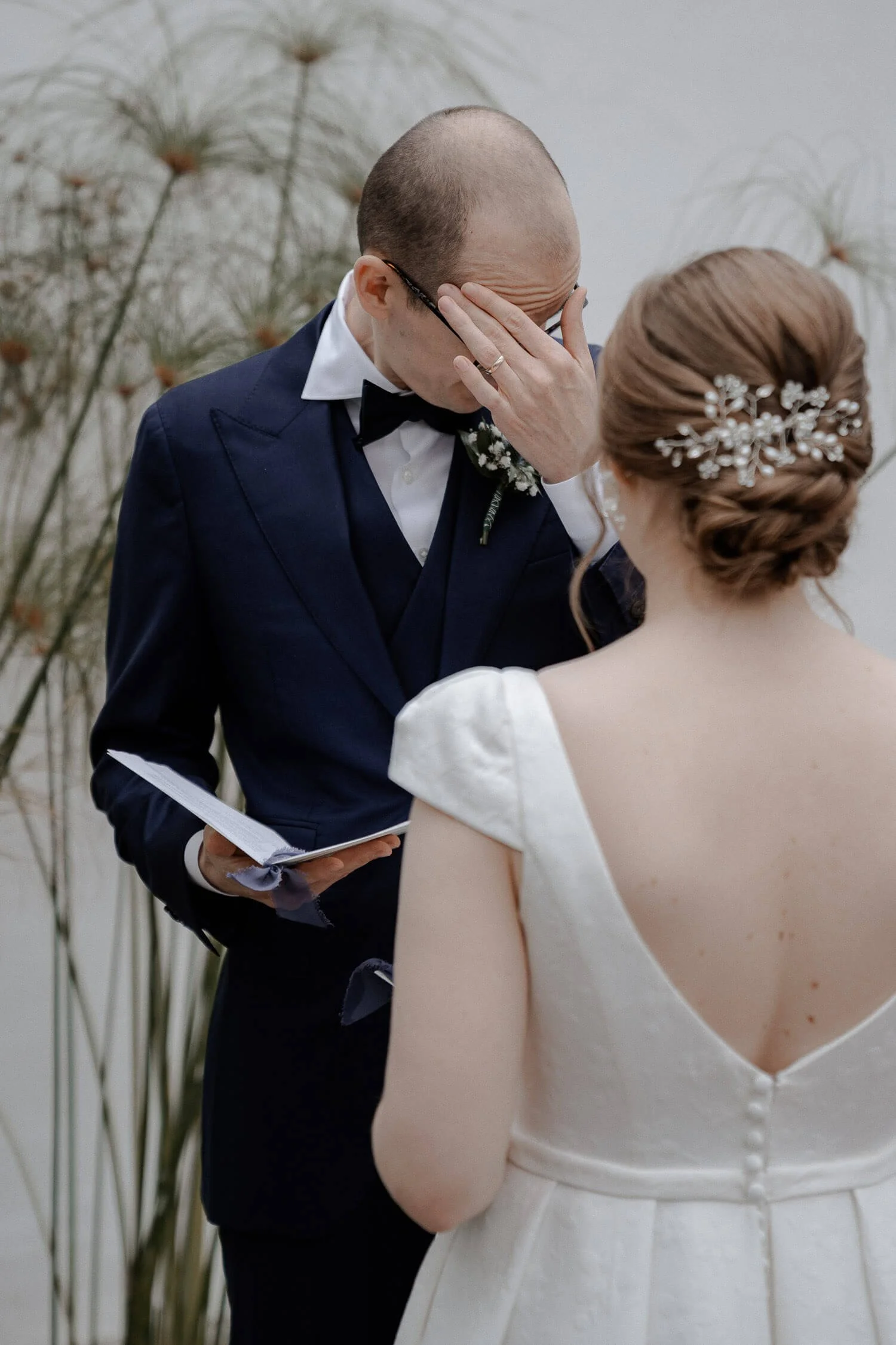 Bräutigam zeigt Emotionen bei freier Trauung