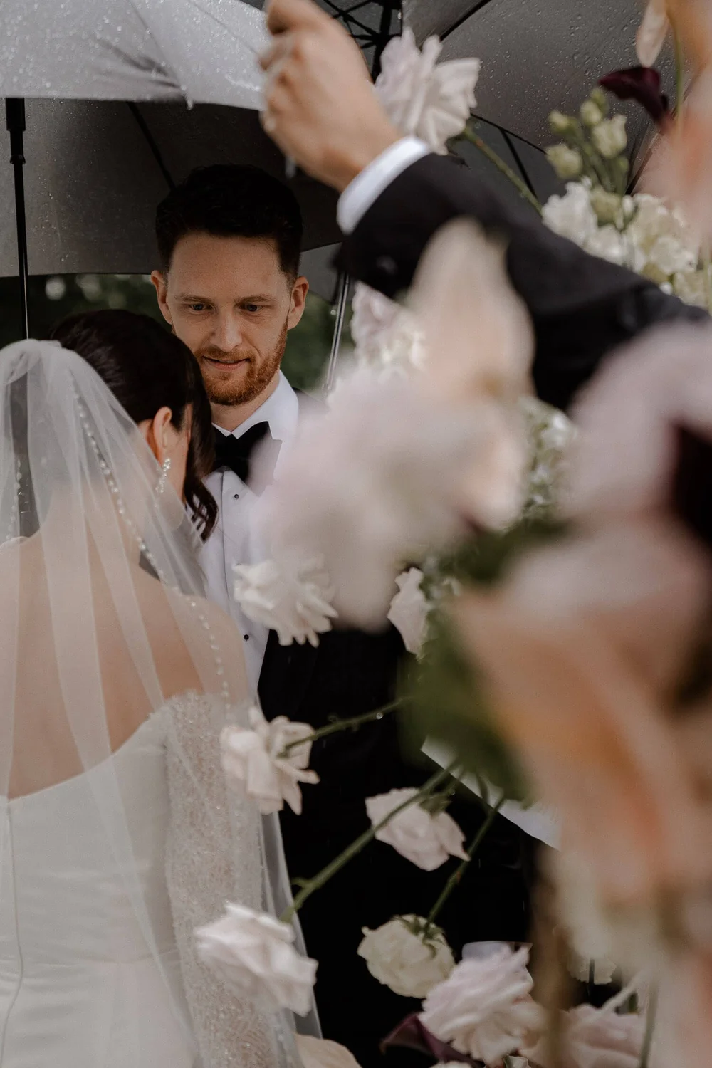 Zeremonie unter Regenschirm