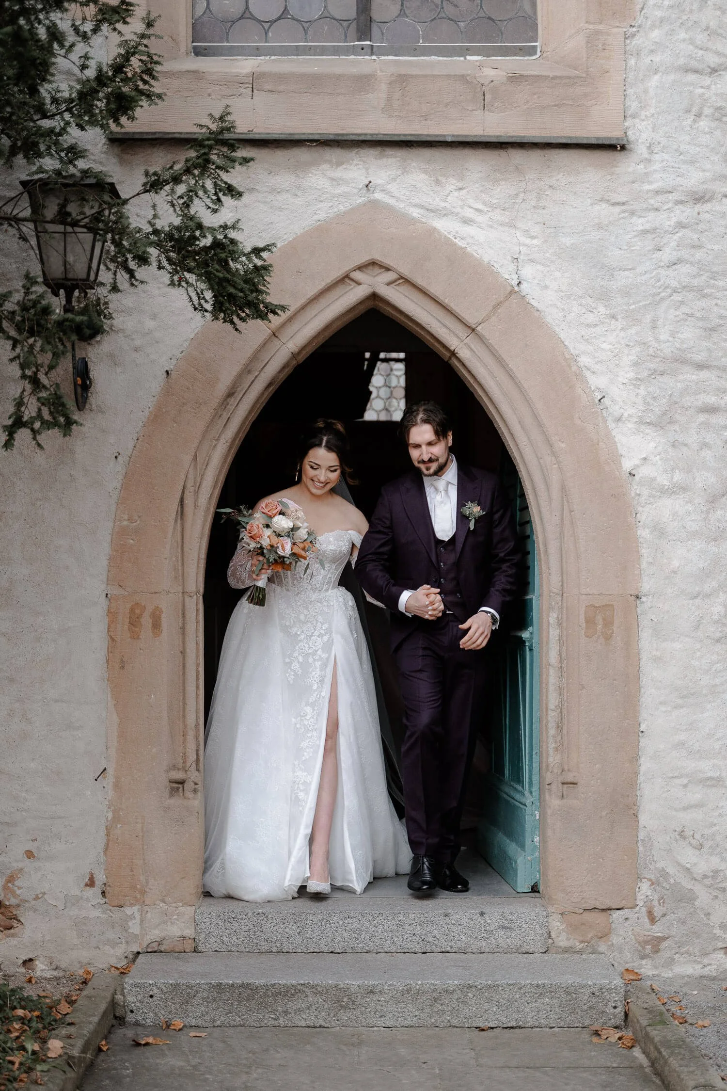 Brautpaar am Kirchenportal – Hochzeitstag in der Pfalz