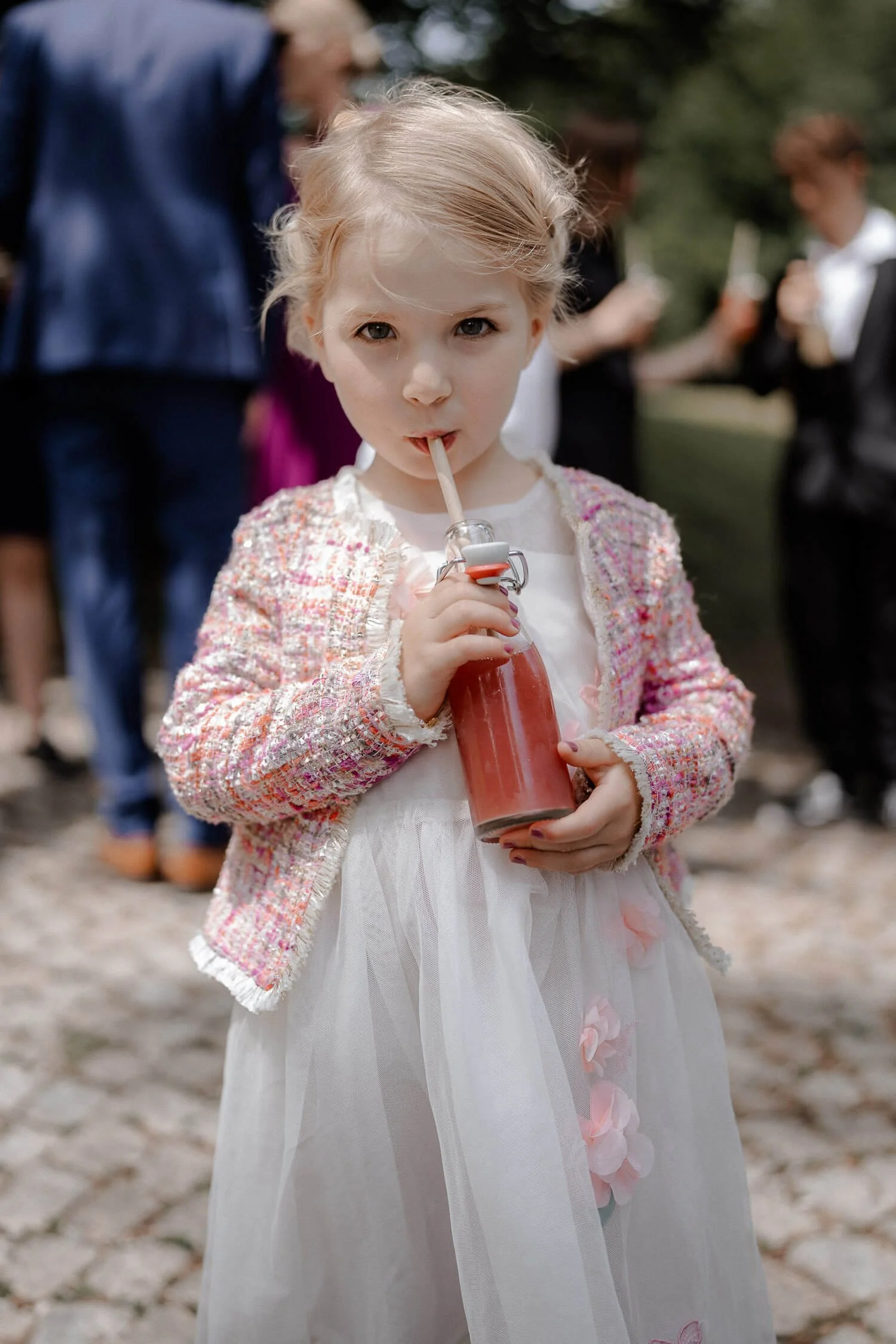 Kleines Mädchen trinkt Limonade bei Hochzeit