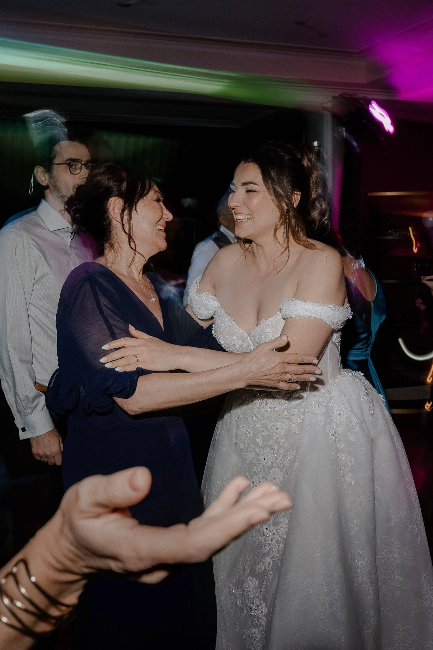 Braut-Mama-Tanzt-Party-Hochzeit.jpg