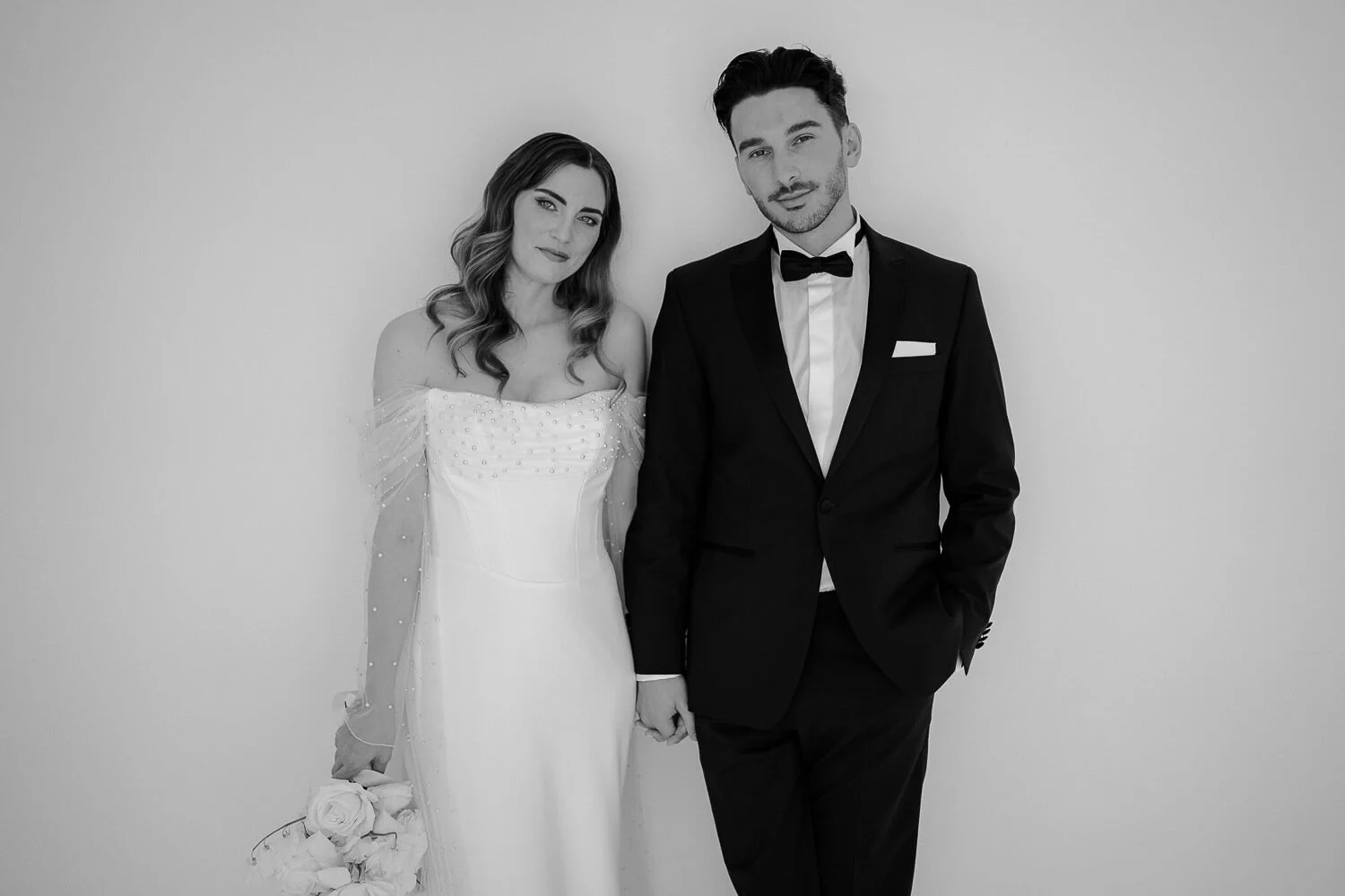 Modernes Brautpaar vor Studiohintergrund, Hochzeitsfotograf München Portrait