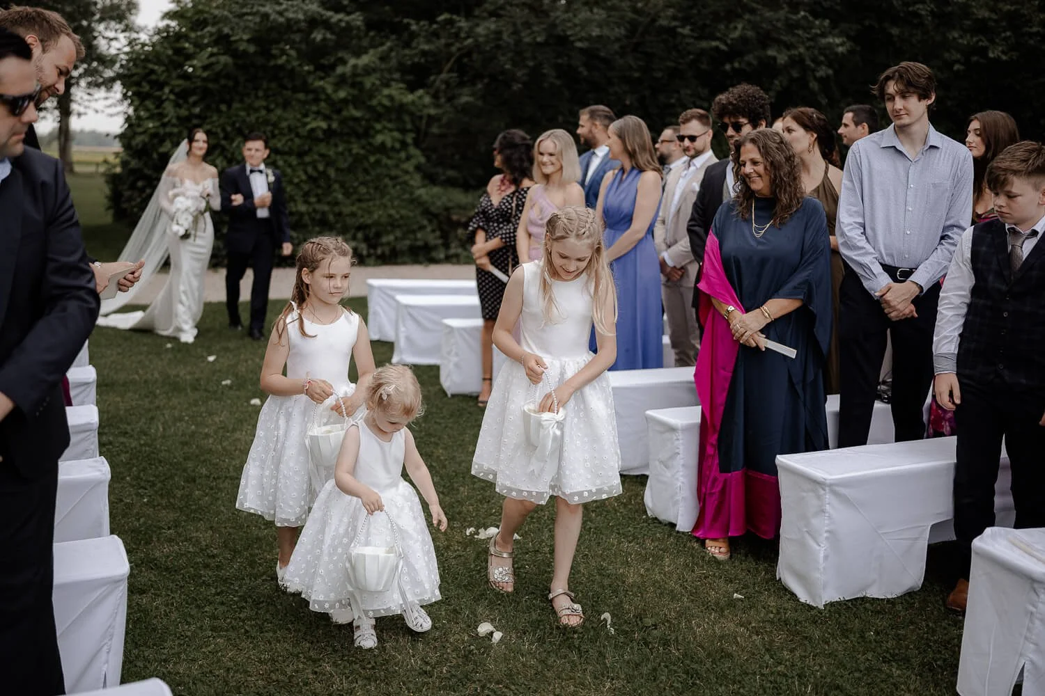 Blumenkinder vor dem Einzug der Braut