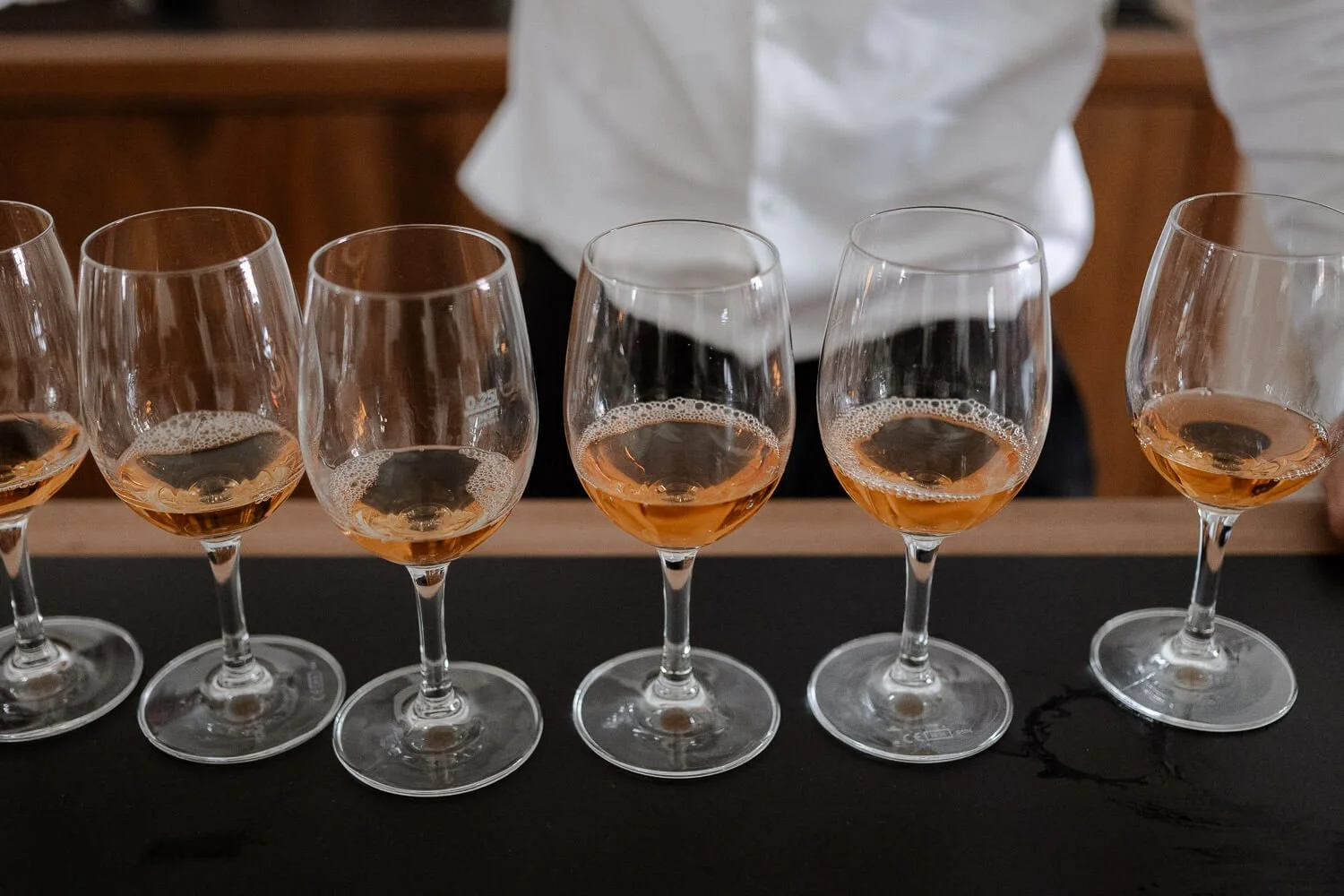 Weingläser mit Aperitif bei Hochzeit an der Bar serviert