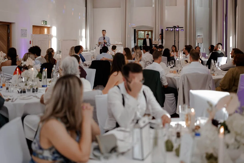 Rede während der Hochzeitsfeier