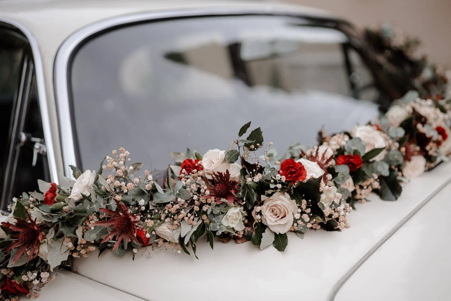 Detail: Blumenschmuck am Hochzeitsauto