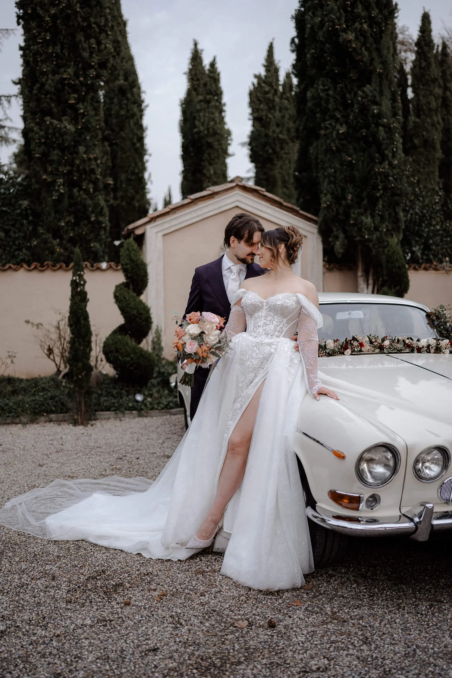 Brautpaar mit Oldtimer und Brautstrauß