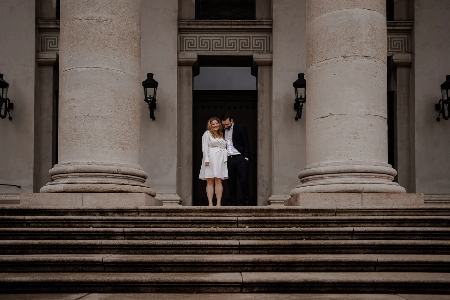 Standesamtliche Trauung München mit Paar vor klassischer Säulenfassade
