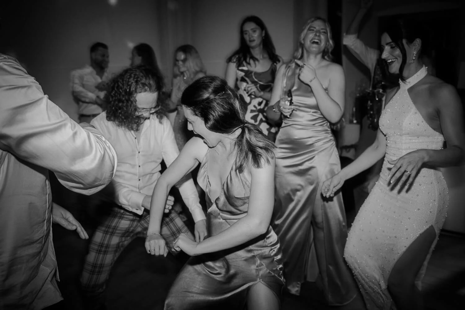 Munich wedding photographer – ausgelassene Gäste tanzen auf lebhafter Hochzeitsfeier