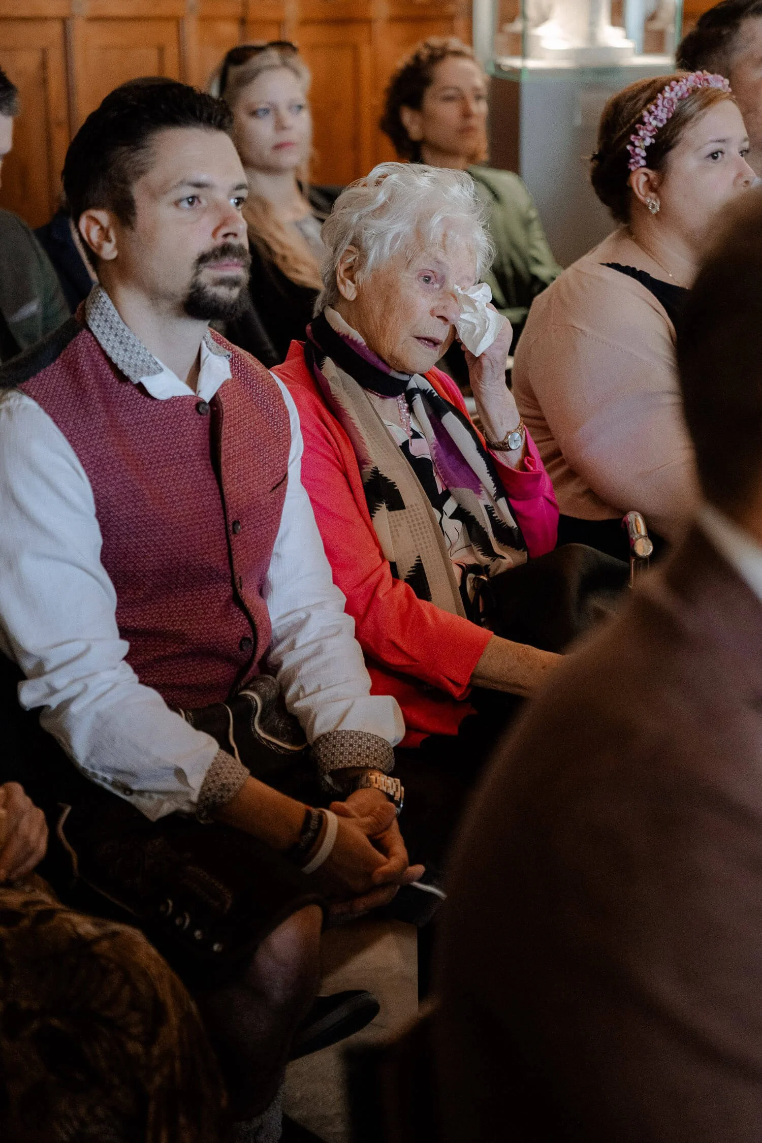 Rührende Gäste bei der Trauung – roseninsel starnberger see hochzeit