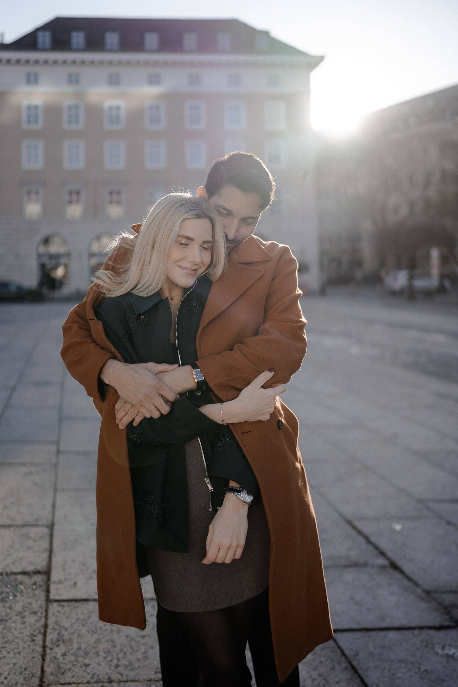 Munich photo shooting mit inniger Umarmung auf offenem Platz