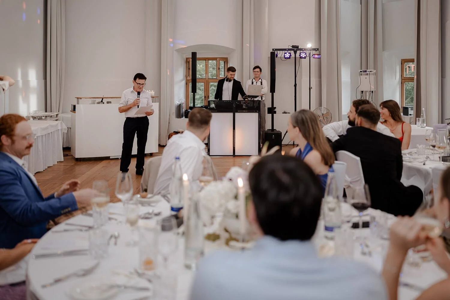 Gast hält emotionale Rede bei Hochzeit.