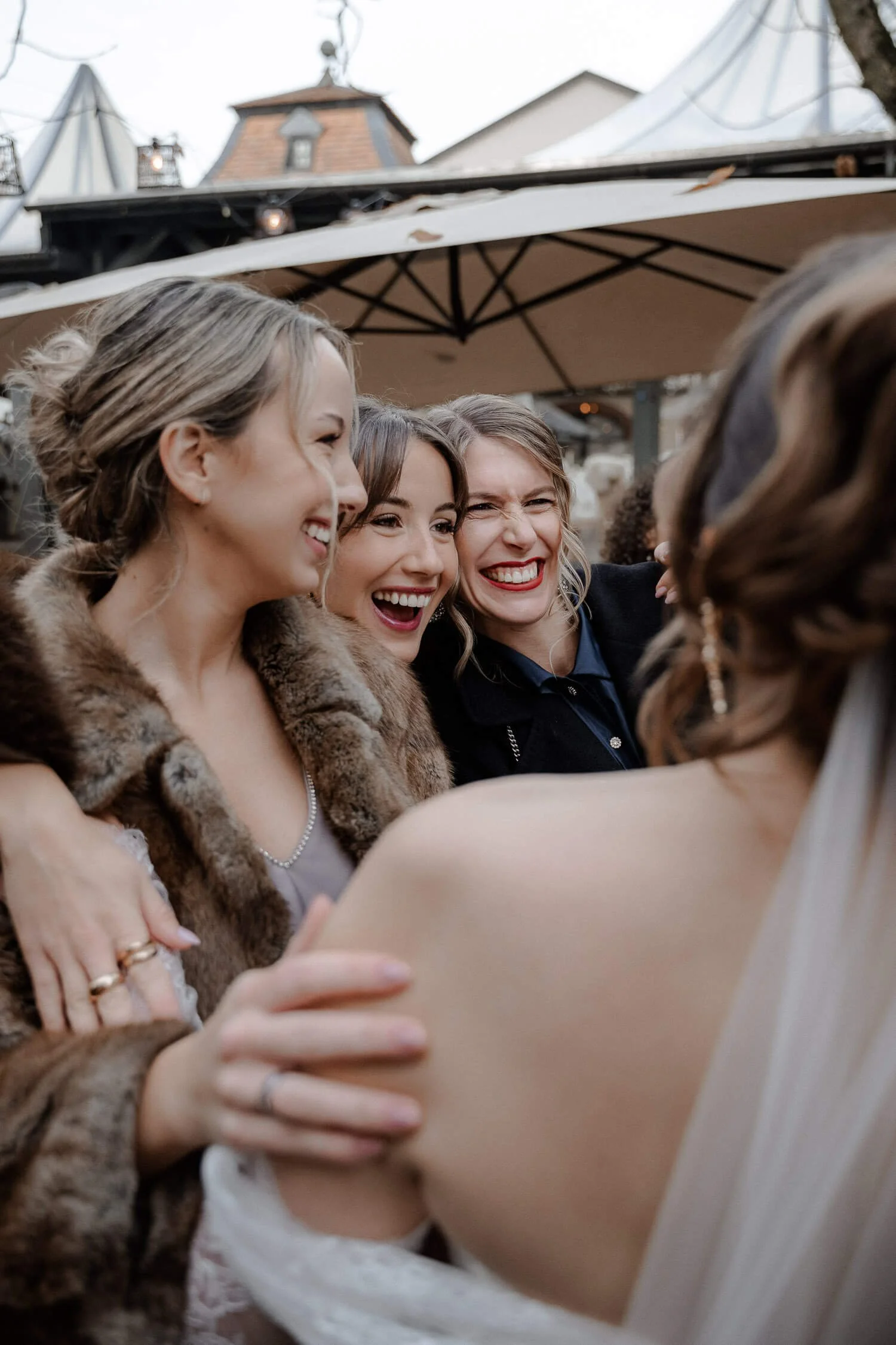 Freundinnen-Moment voller Freude – authentische Hochzeitsreportage