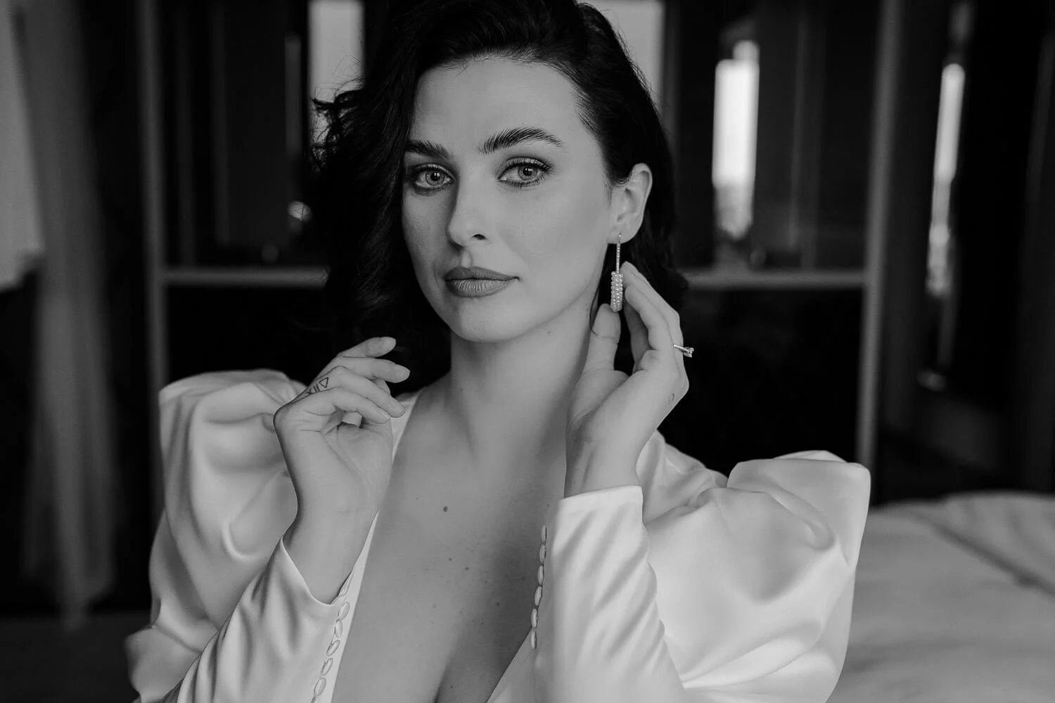 Schwarzweiß-Porträt der Braut mit Ohrringen – wedding at andaz