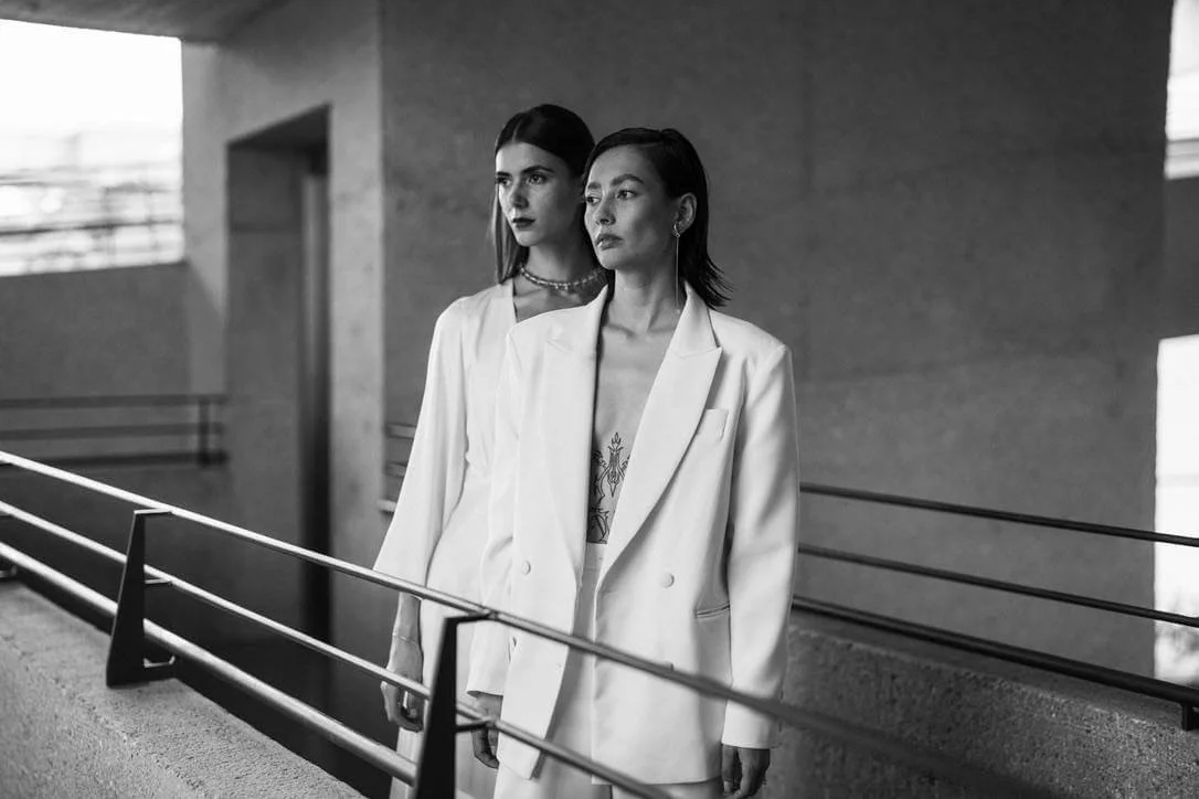 Brautmode in München: zwei Models in weißen Anzügen beim Shooting