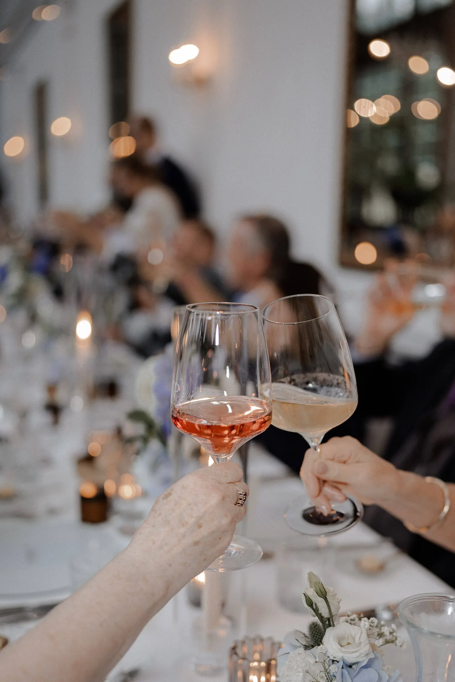 Anstoßen nach einer Rede bei einer Hochzeit im Schlosscafé im Palmenhaus in München.