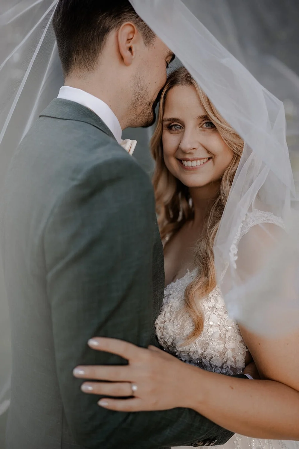 Brautpaar-Braut-Lacht-Schleier.jpg
