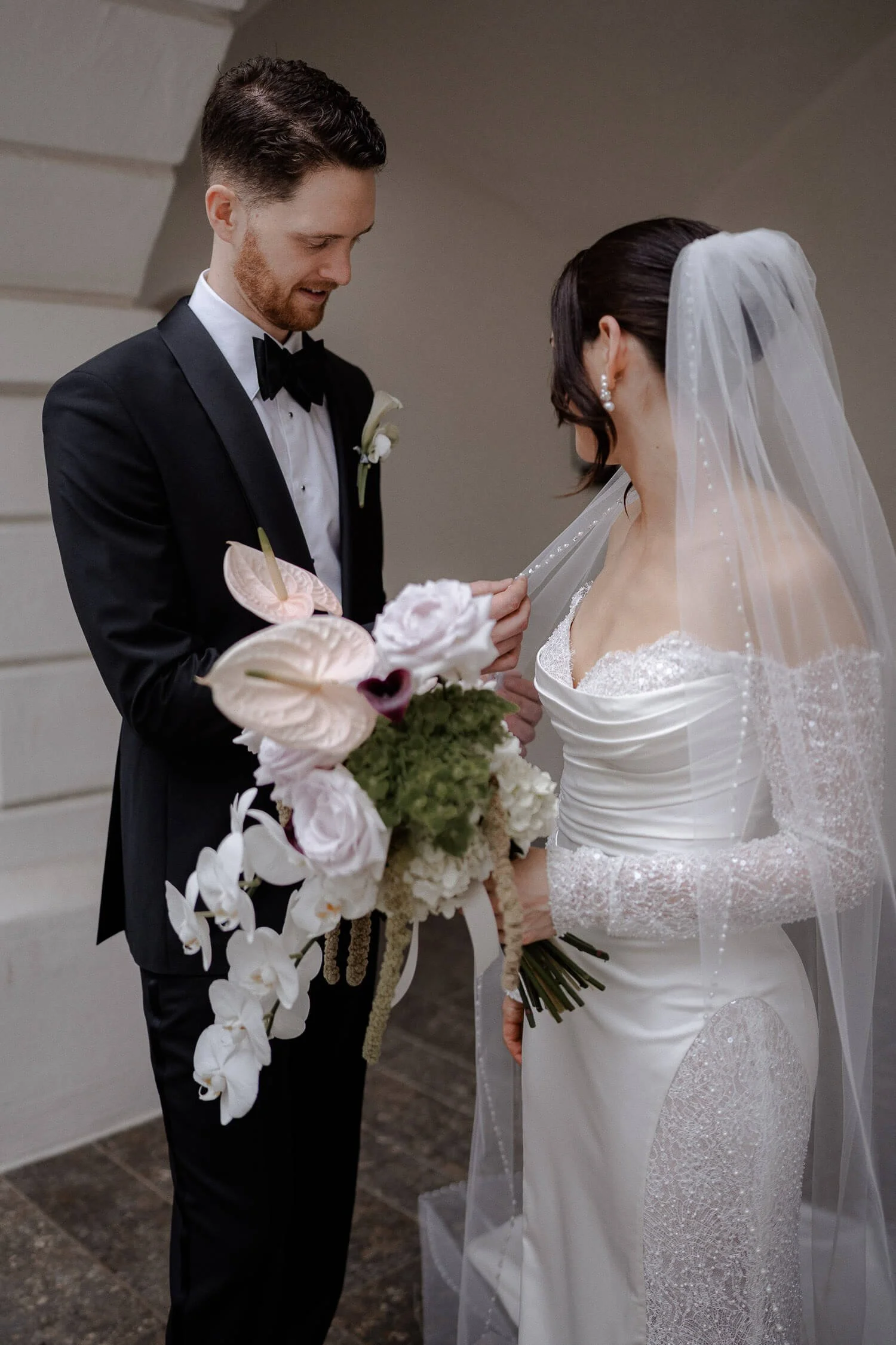 Intimer Moment mit Brautstrauß