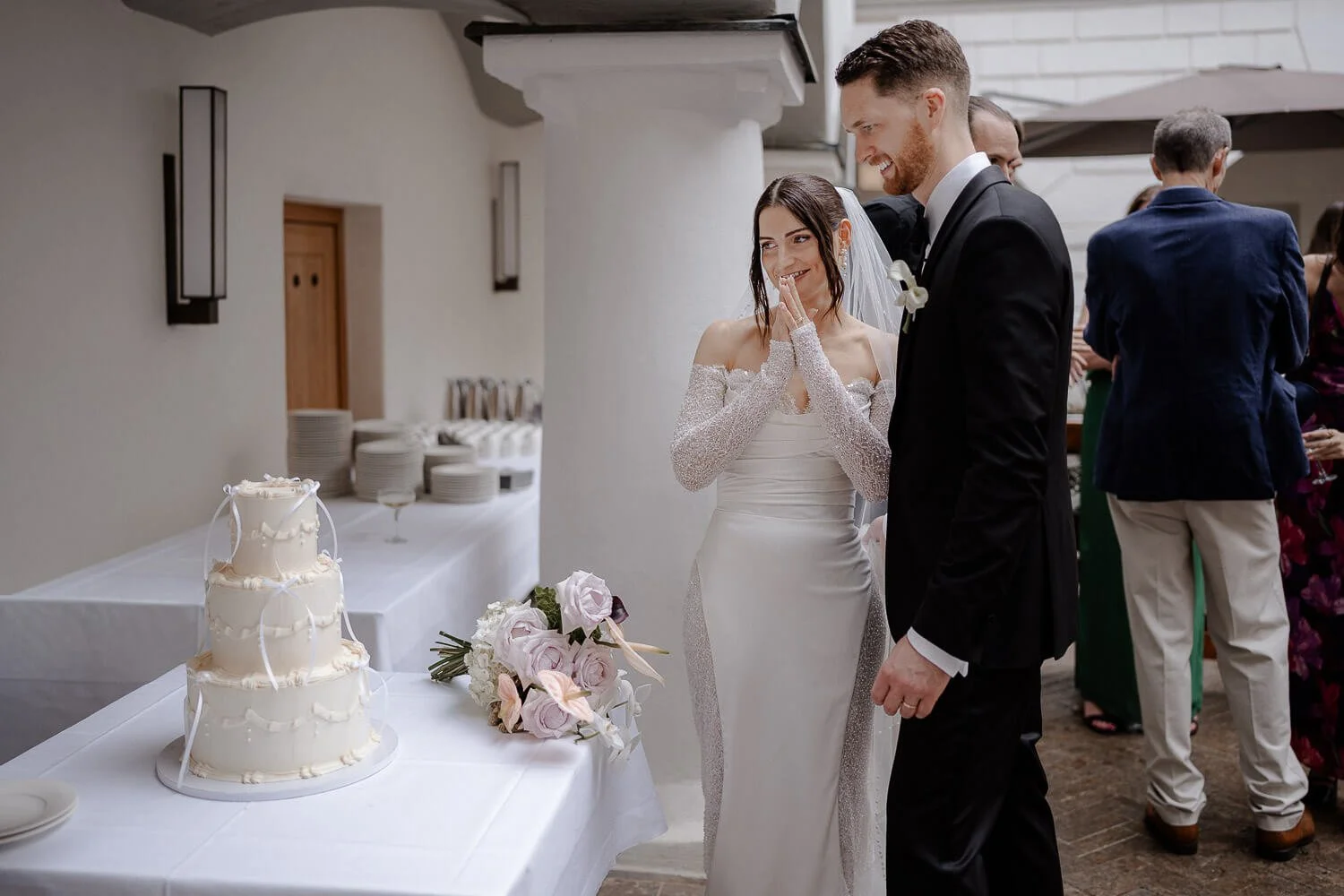 Brautpaar freut sich auf Torte bei Hochzeit.