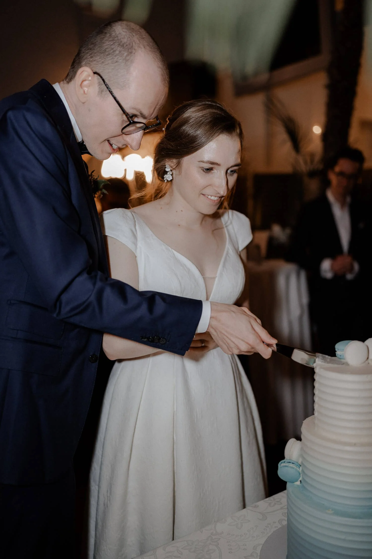Brautpaar schneidet Hochzeitstorte im Palmenhaus München an