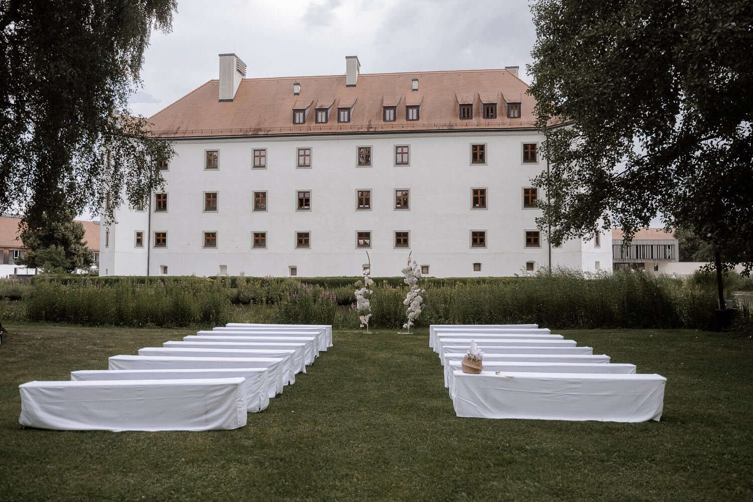 Freie Trauung im Schlossgarten mit weißen Sitzbänken