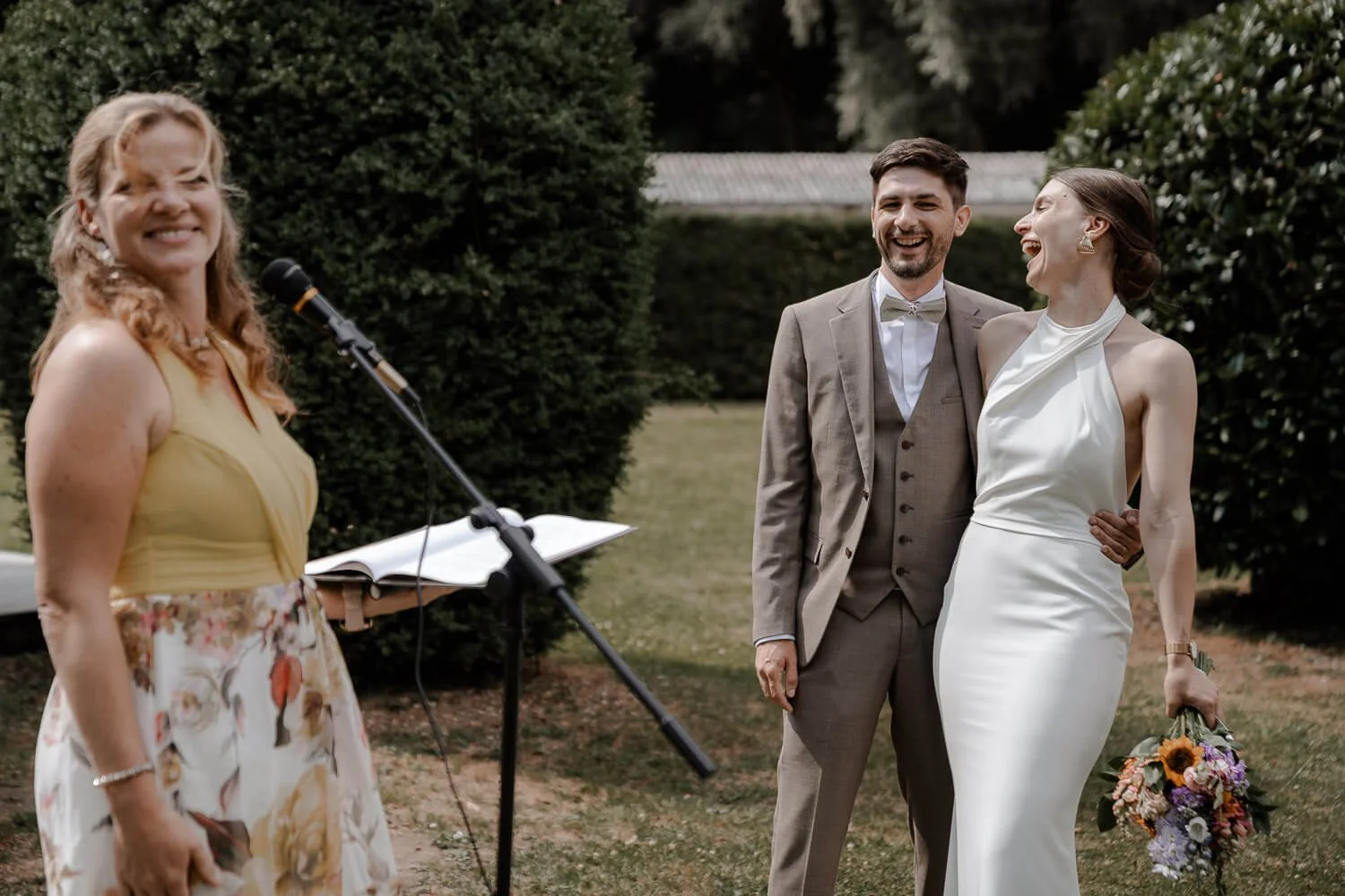 Brautpaar feiert freie Trauung in der Sonne