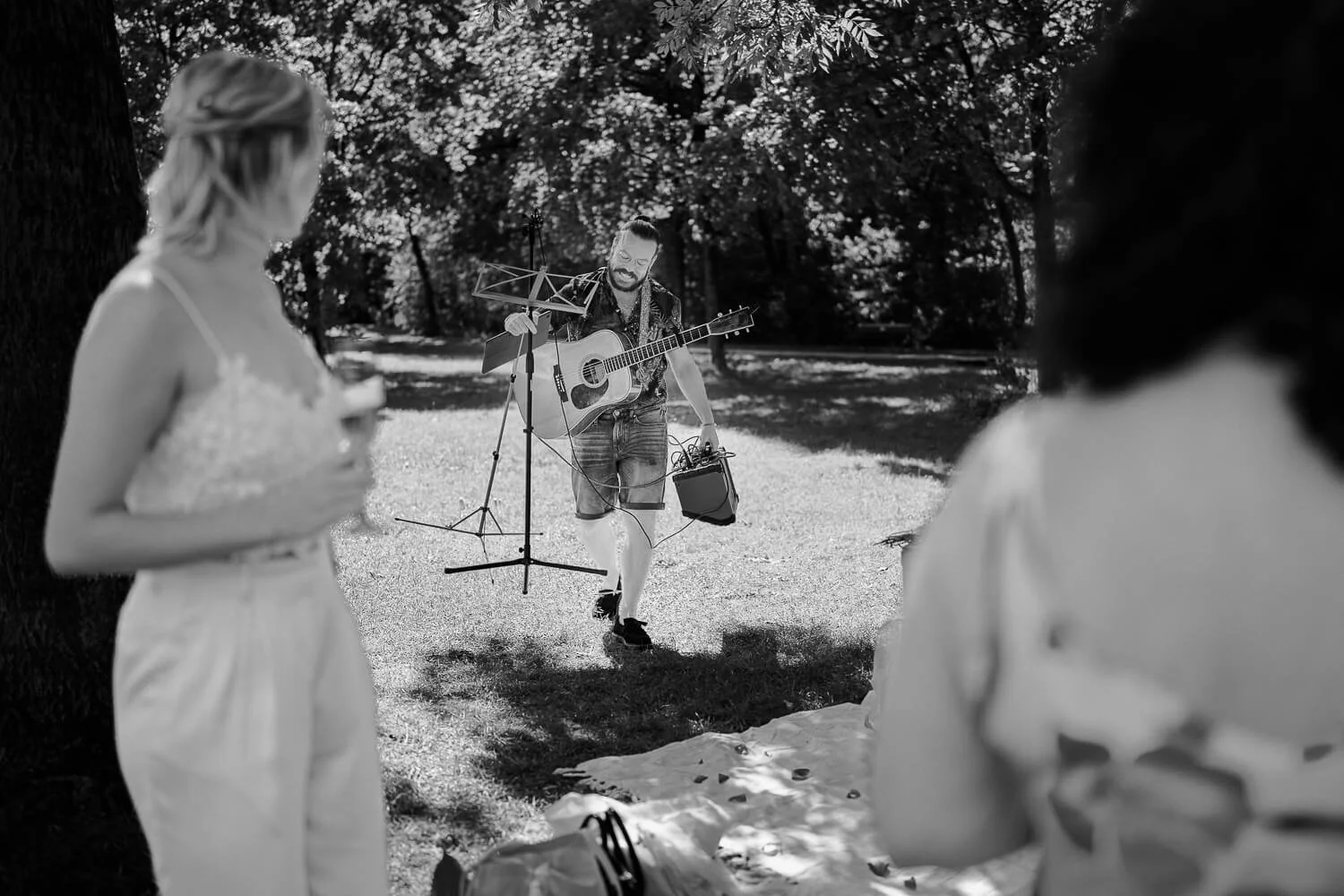 Musiker bereitet Auftritt bei Feier nach standesamtlicher Trauung vor
