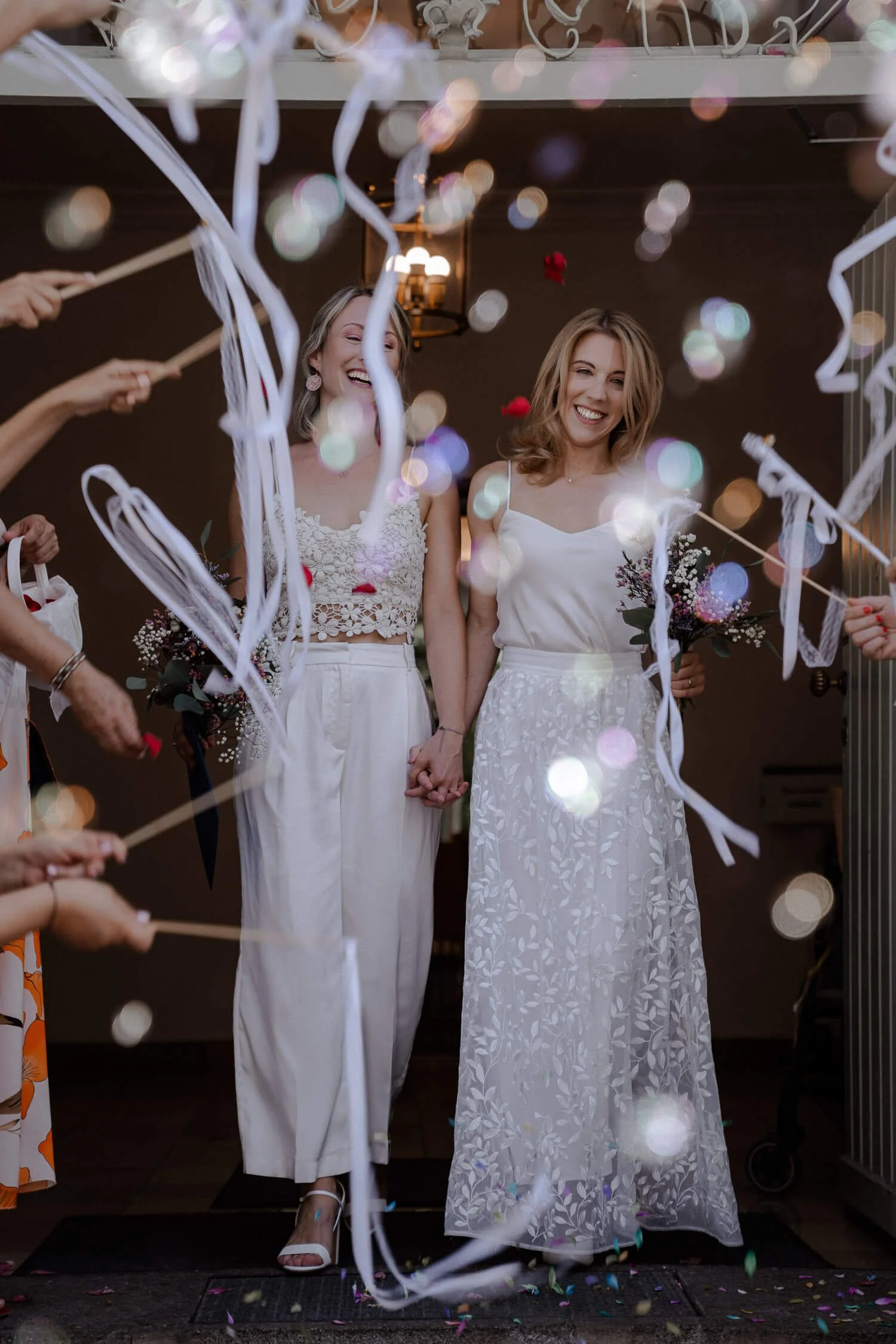 Frisch verheiratetes Paar verlässt das Standesamt