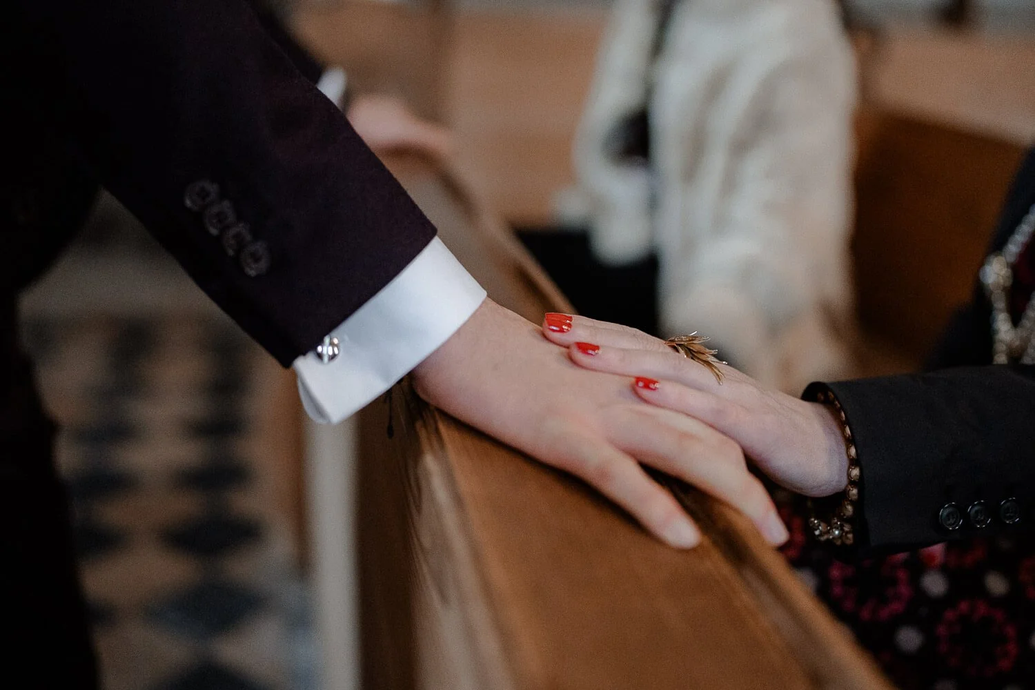 Braeutigam-Hand-Mama.jpg