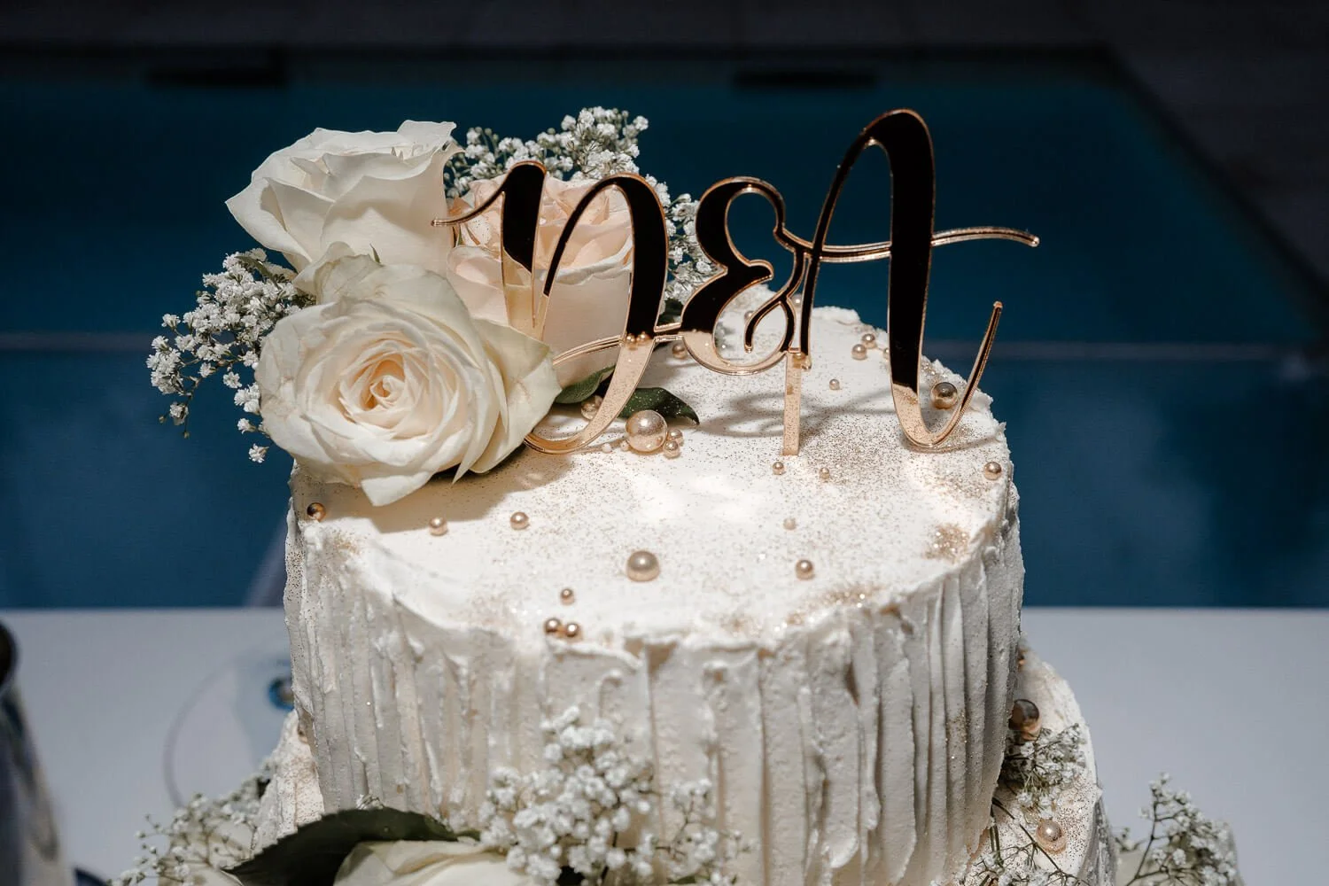 Hochzeitstorte mit Rosen &amp; Perlen – stilvolle Details