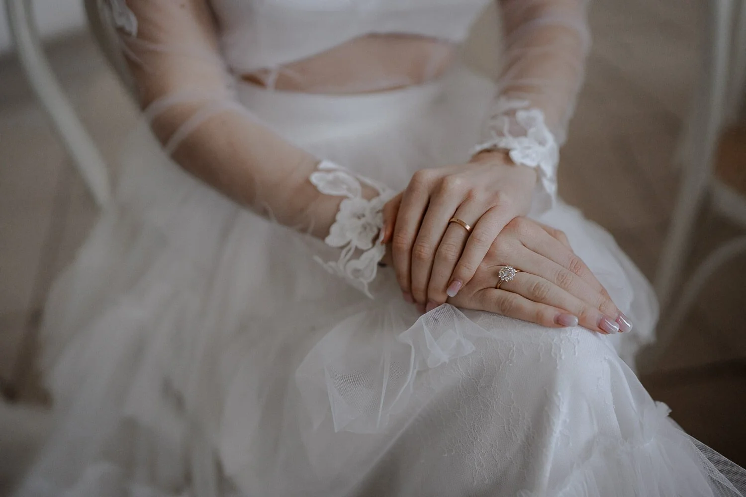 Detailaufnahme von Ehering und Brautkleid für emotionale Hochzeitsfotos