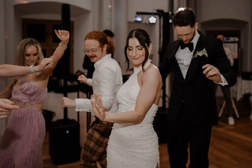 Partybild mit Braut in Perlenkleid