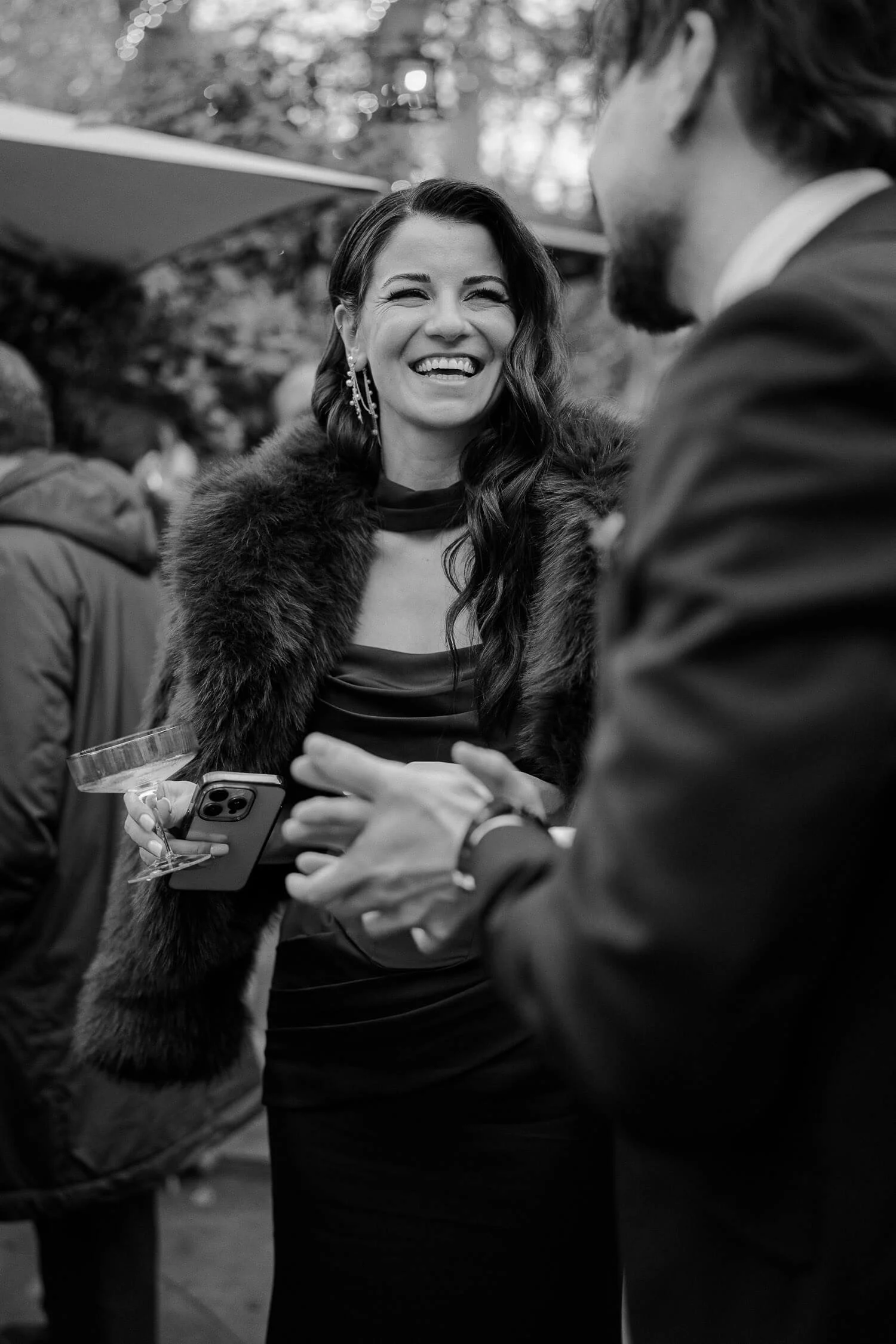 Gast-Lachend-Hochzeit.jpg