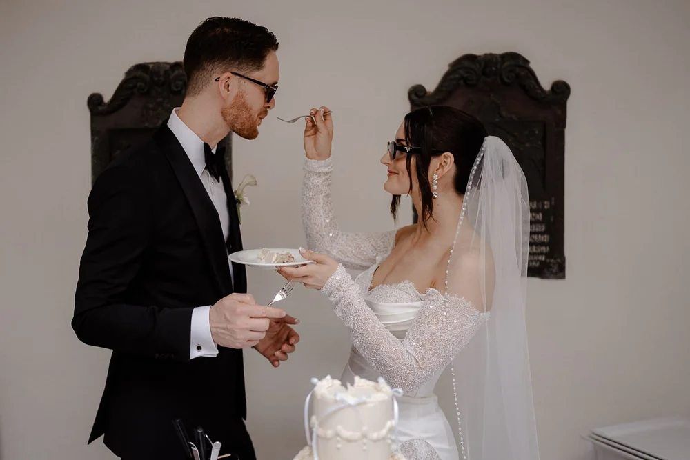 Tortenfütterung mit Sonnenbrille