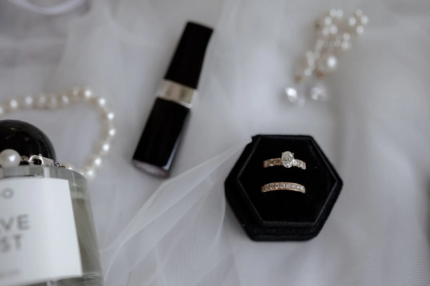 Hochzeitsdetails-Ringe-Lippenstift.jpg