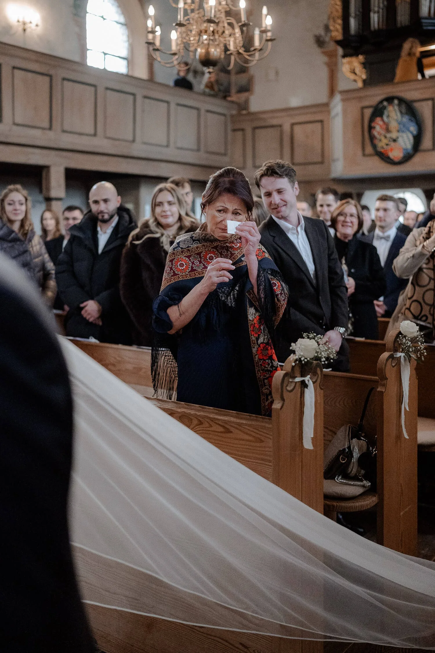 Mama-Weint-Hochzeit-Kirche.jpg