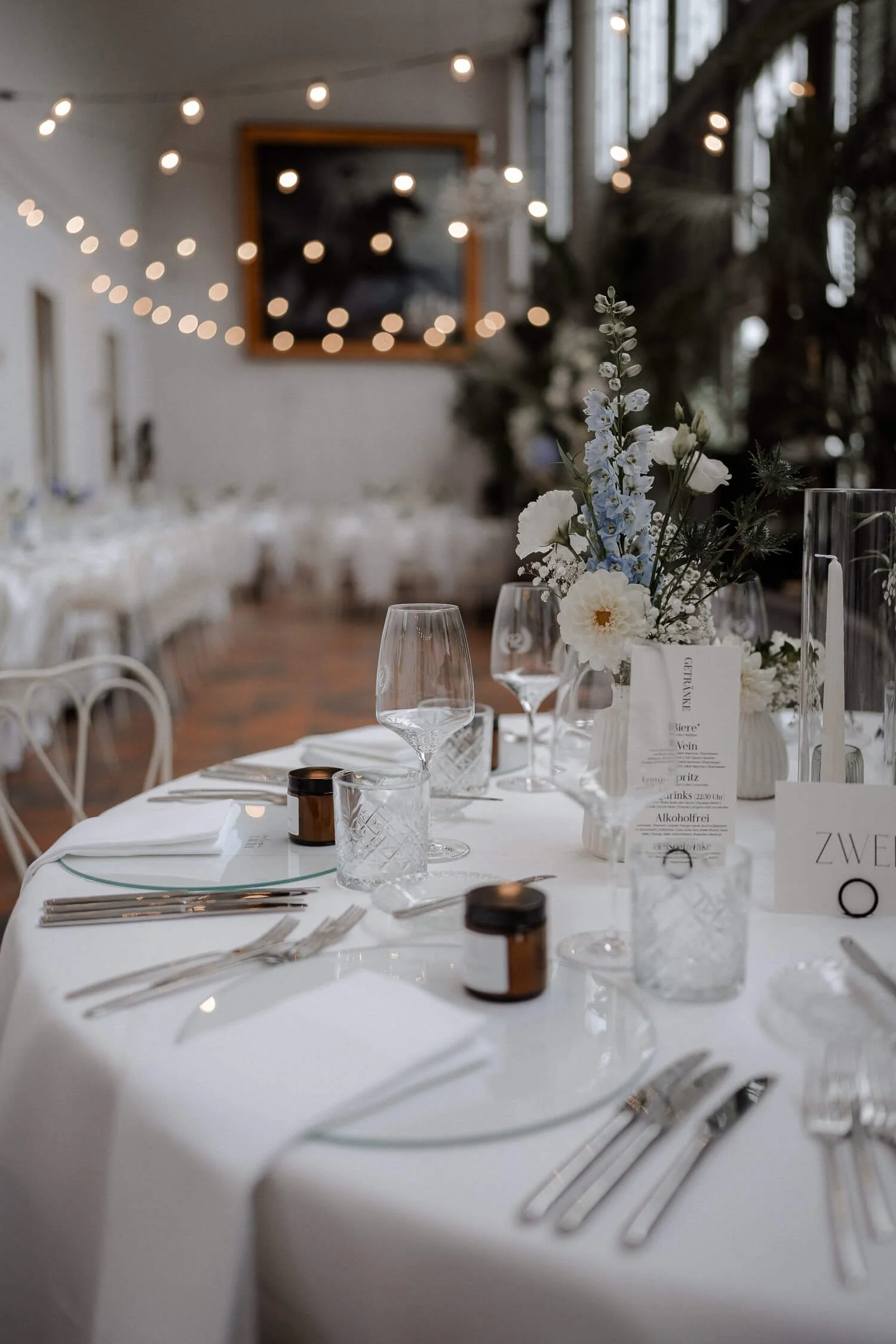 Florale Tischdeko mit Menükarte und Kerzen zur Hochzeit