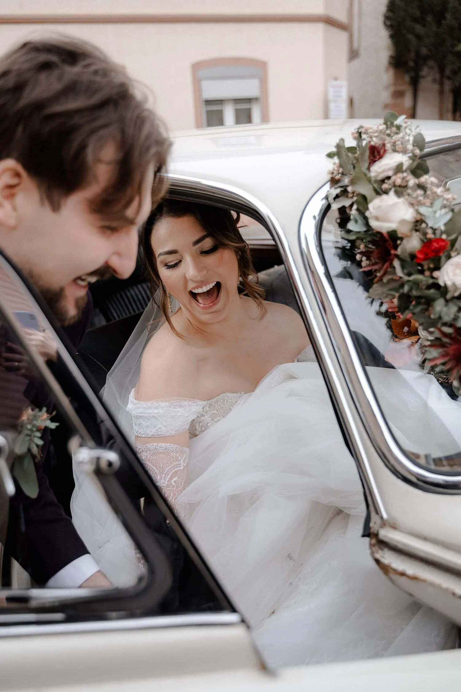 Braut steigt ins Oldtimer-Auto