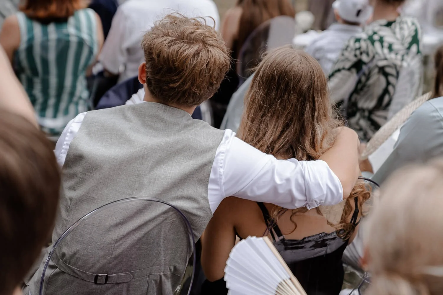 Gäste umarmen sich während Trauung am Starnberger See