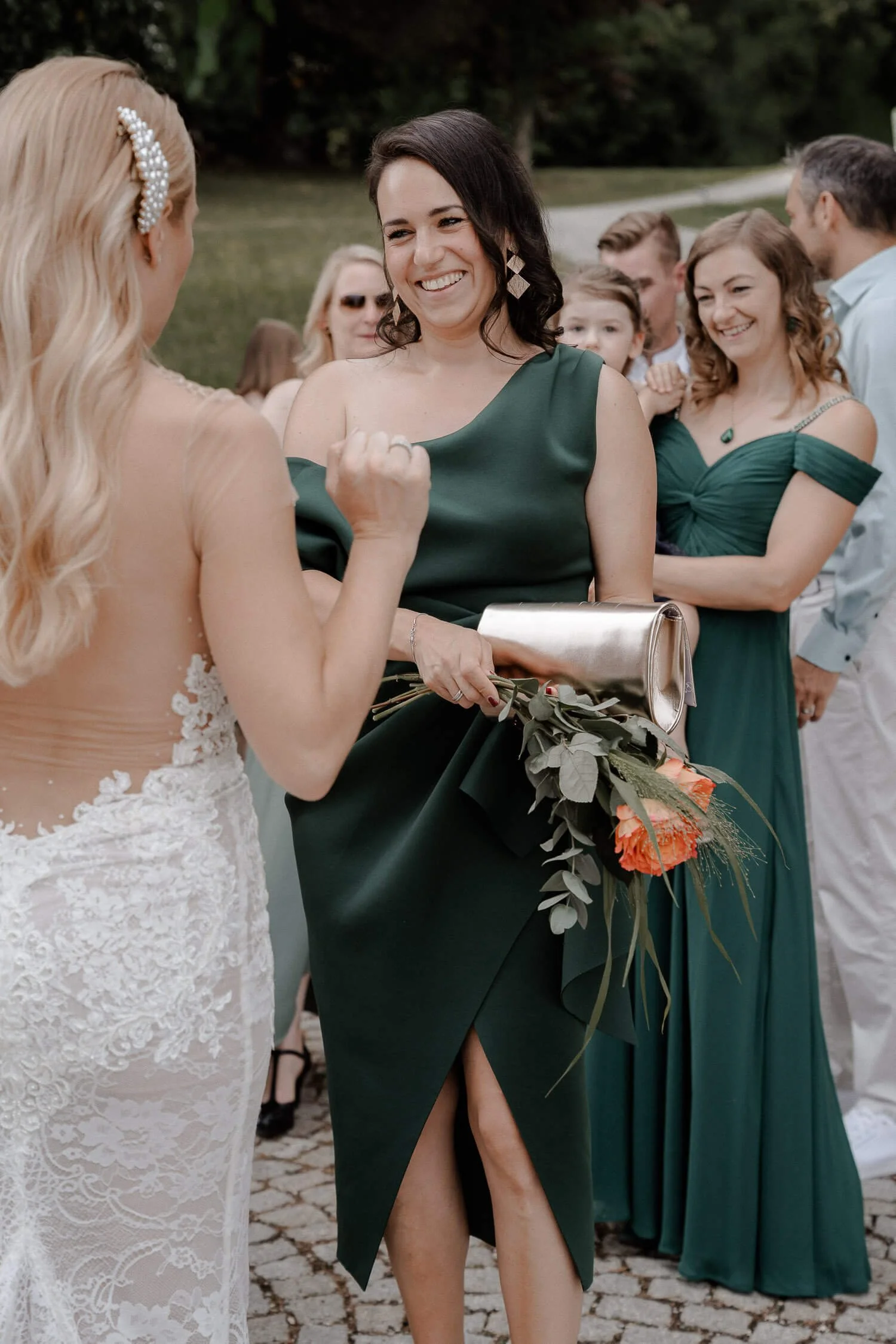 Hochzeitsgast gratuliert Braut bei La Villa Starnberg Hochzeit