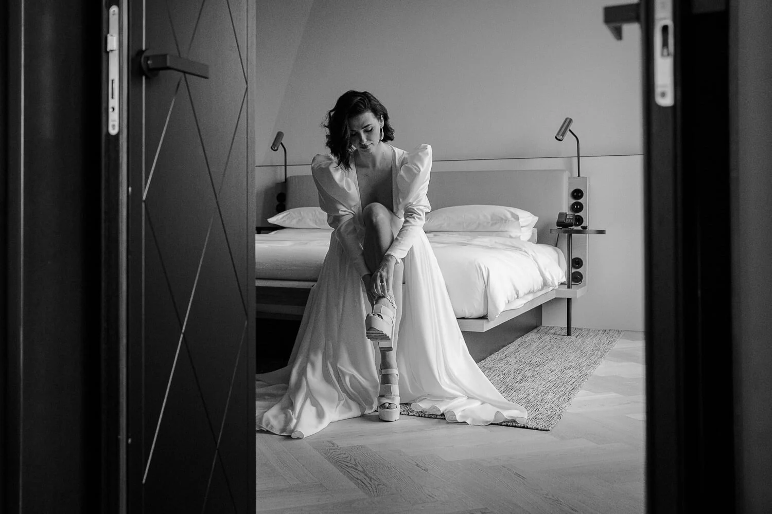 Braut zieht Schuhe an im Zimmer – Andaz Munich Schwabinger Tor