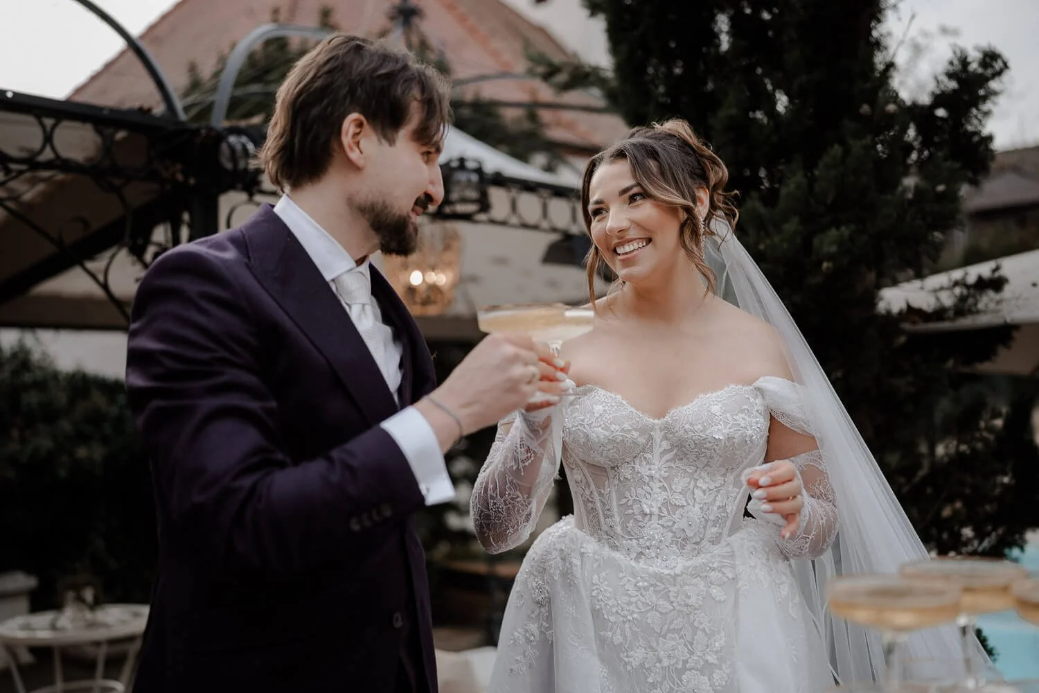 Cheers beim Sektempfang – Hochzeit Morrhof Pfalz