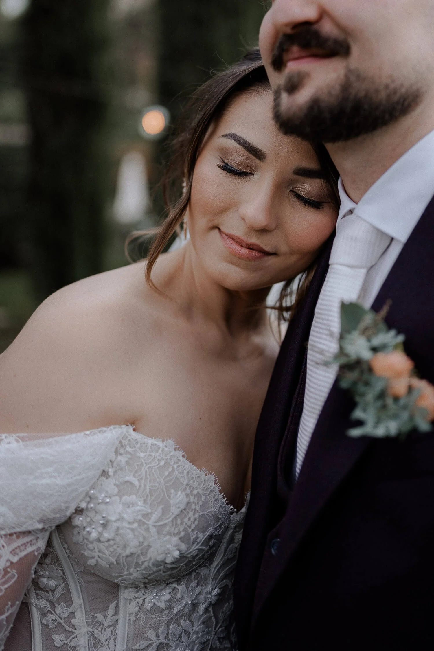 Nahaufnahme: Braut lehnt am Bräutigam