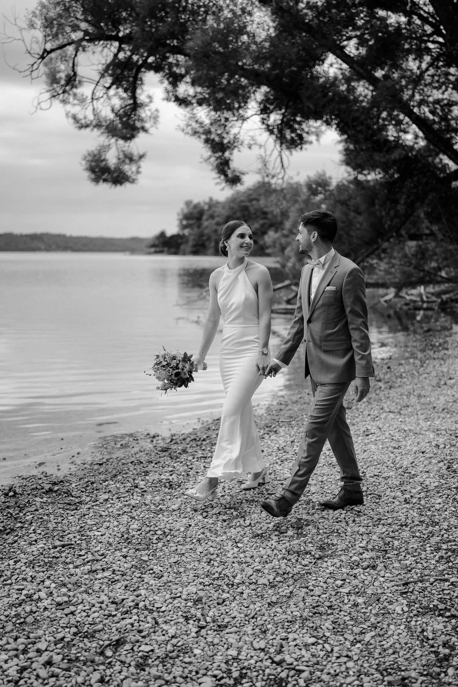 Brautpaar am Ufer, Schwarzweiß – Roseninsel Starnberger See heiraten