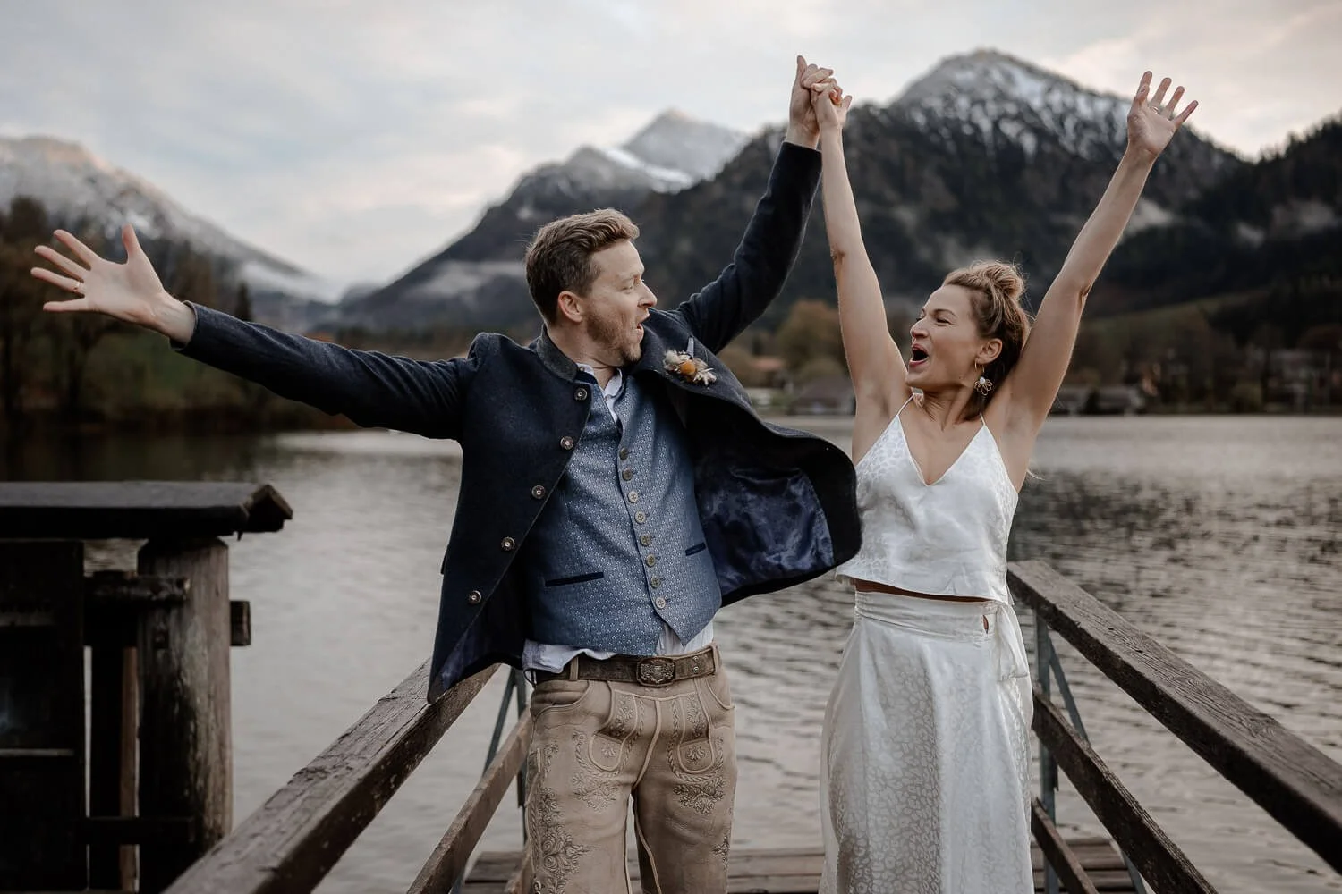 Paar nach standesamtlicher Trauung vor Alpenpanorama