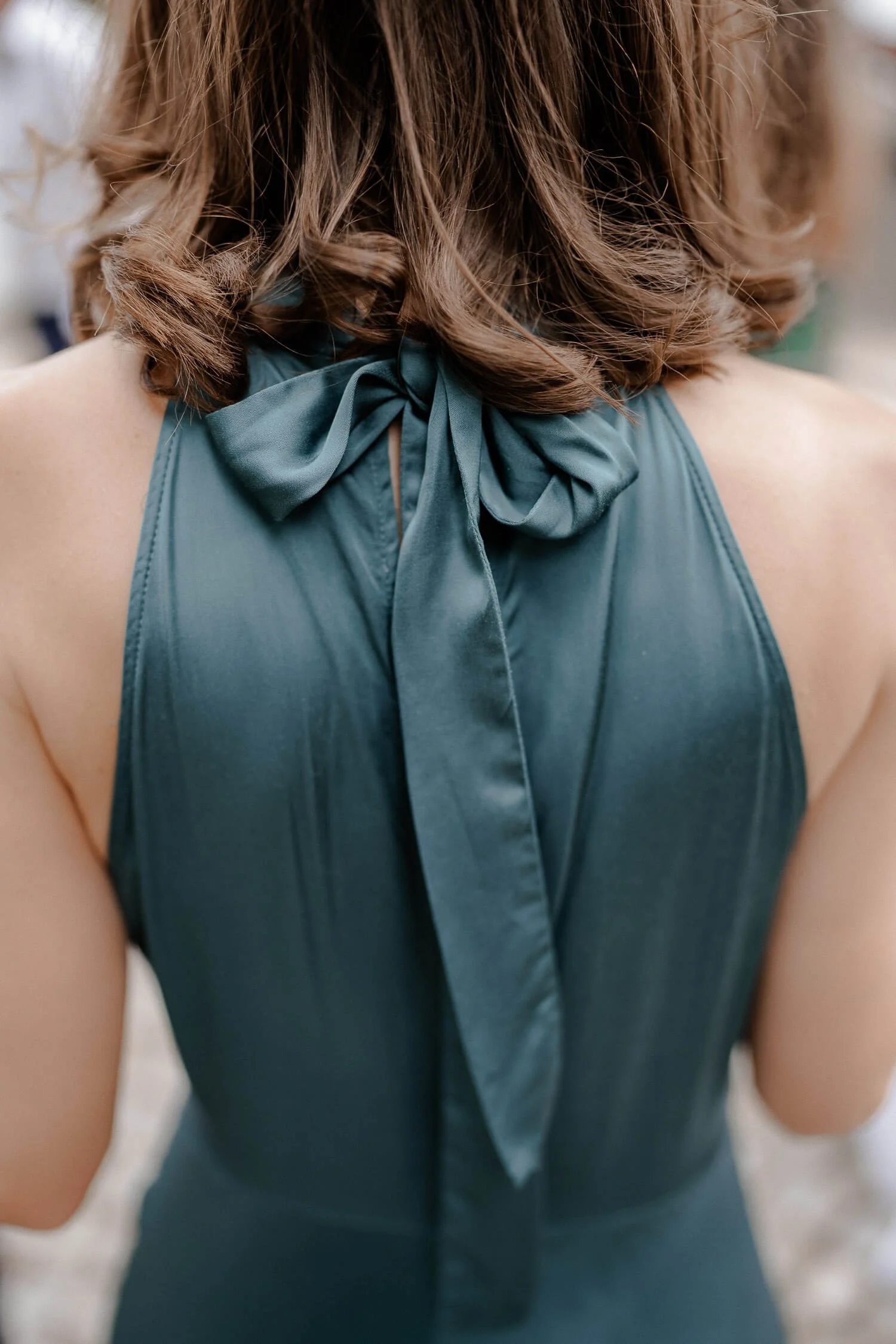 Detailaufnahme Kleid mit Schleife bei Hochzeit