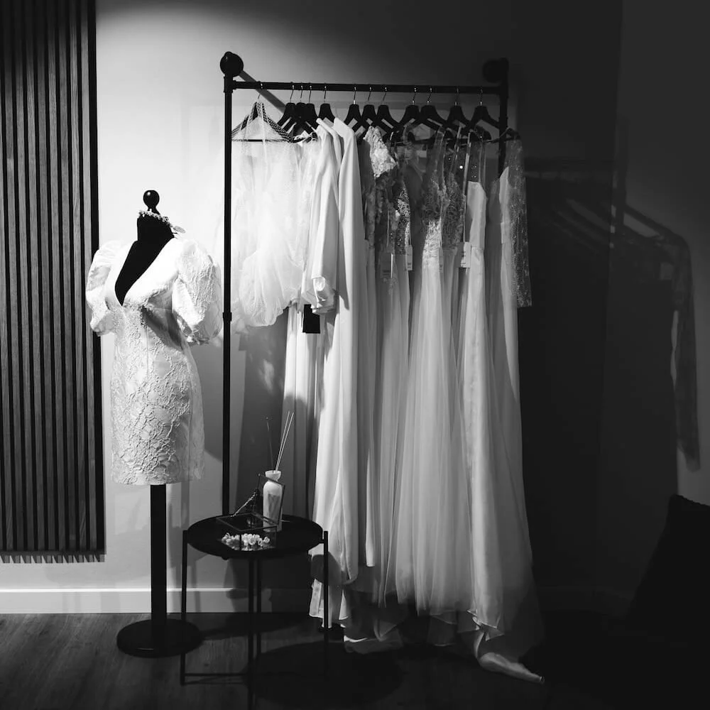 Brautkleid München: Auswahl an Kleidern am Ständer neben Schaufensterpuppe